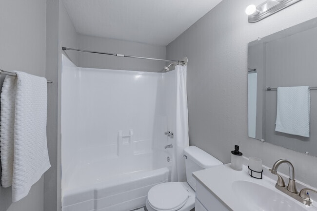 2BR, 1BA - 743SF - Bathroom - Parkwood Terrace