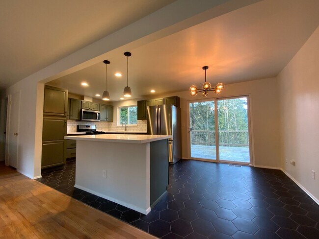 Photo - Extremely Spacious 5bd/2bth Split Level Home!