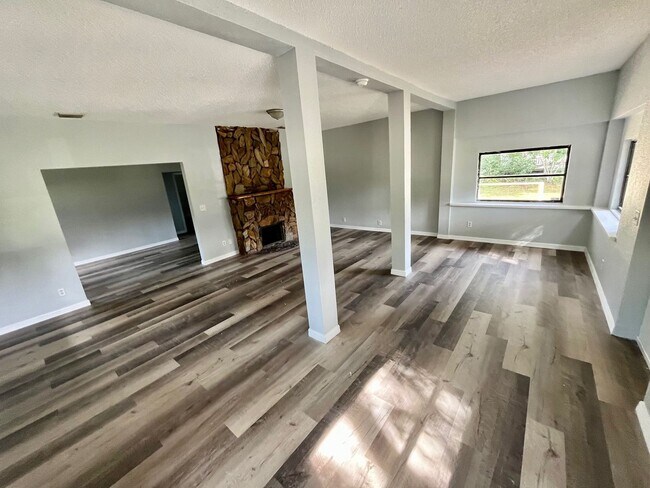 Photo - HUGE Dade City 3BR/1BA/1 Car Garage Home w/Tons of Living Area! NO APPLICATION FEE!