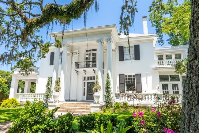 Building Photo - 602 E Victory Dr