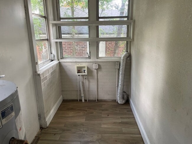 319 W 49th St