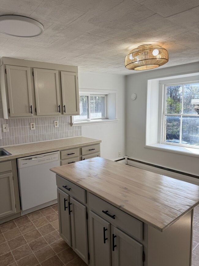 Building Photo - 3656 Main St Unit apartment 2