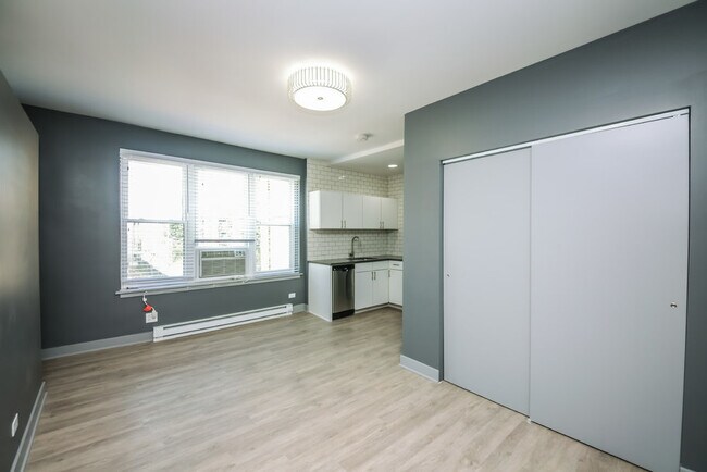 Photo - 944 W Montrose Ave