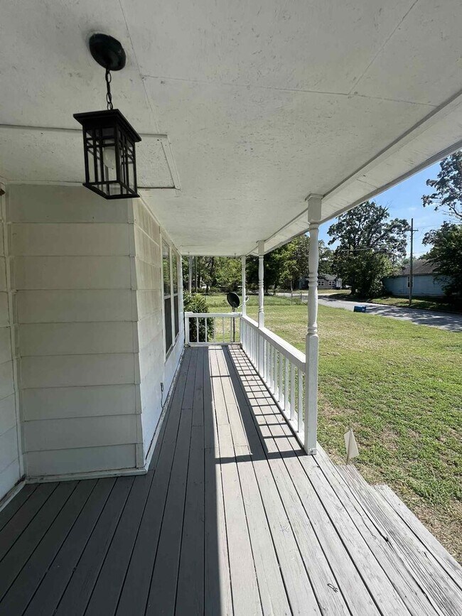 Photo - Charming 3 bedroom / 2 bathroom home with ...