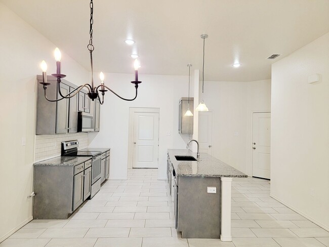 Photo - Stunning 3 Bedroom Townhome in Frenship School District