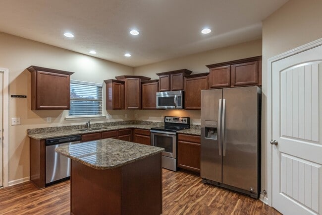 Photo - Available Now! Wonderfull Location! 2/2.5 Townhome w/ Upgrades.