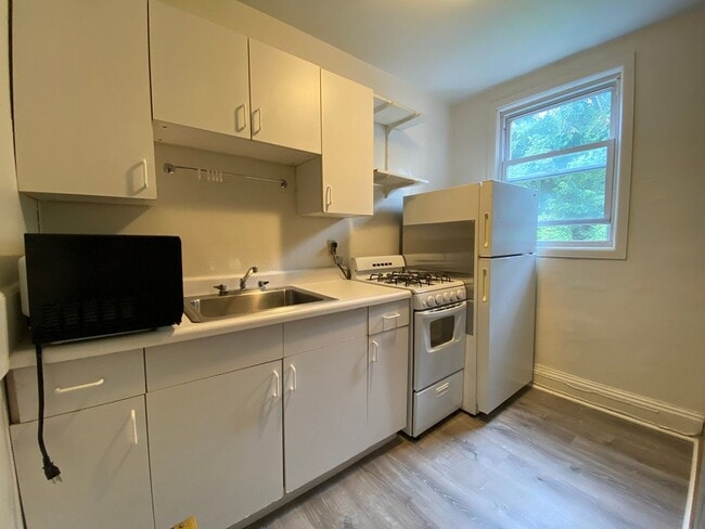 Building Photo - Stunning Two Bedroom in Oakland! One Off-S... Unit 03