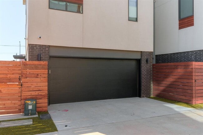 Photo - 817 NW 6th St