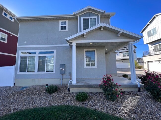 Building Photo - 137 E Brushy Canyon St