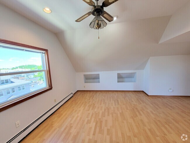 Building Photo - 10 High St Unit 3 Rental
