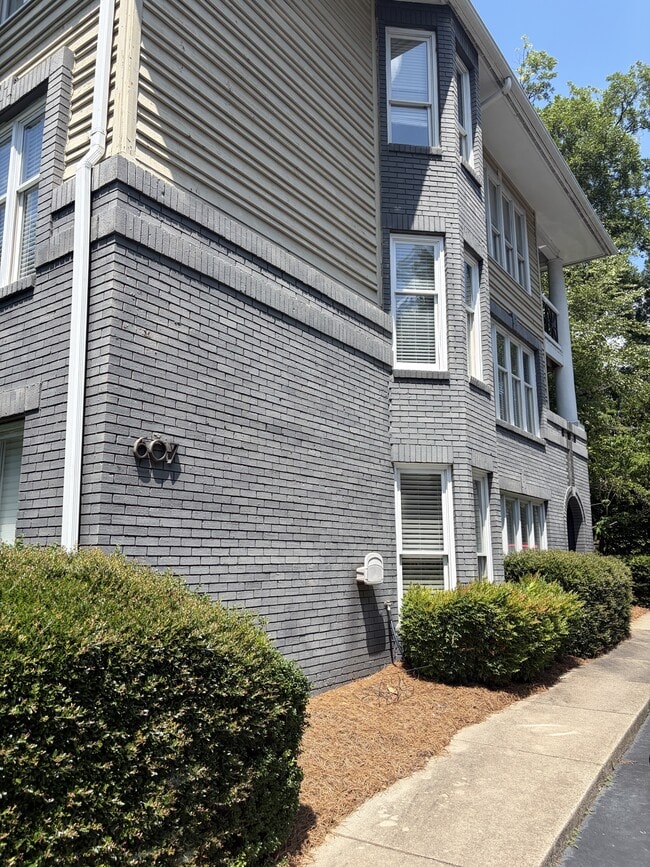 Photo - 607 Queens Rd