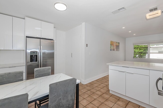 Photo - 2275 SE 6th St Unidad 2