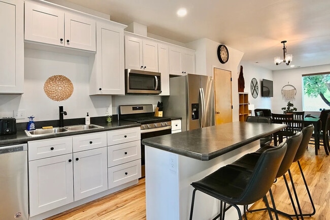 Photo - 829 S Main St