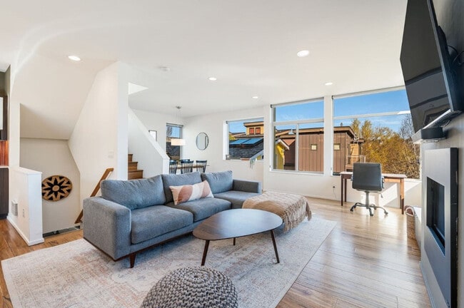 Photo - 2323 W Crockett St Unit ID1471260P