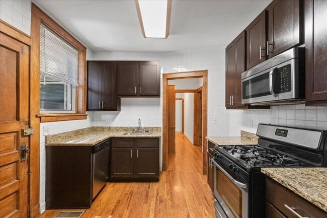 Photo - 5 bedroom in Chicago IL 60657 Unidad 1