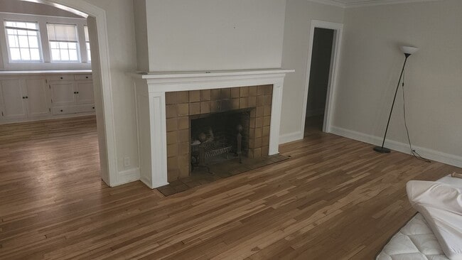 Building Photo - Newport Unit Lower Rental