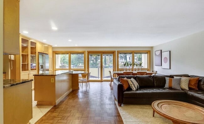 Building Photo - 4720 Chevy Chase Dr Unit 103
