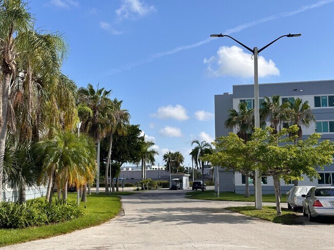 Building Photo - 14840 Naranja Lakes Blvd
