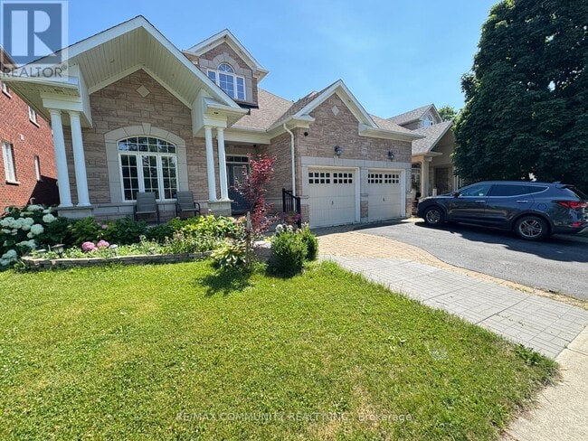 Photo - 933 Red Deer Ave