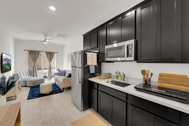 Cocina pequeña con placa de inducción - 247 Oliver Peak Ave