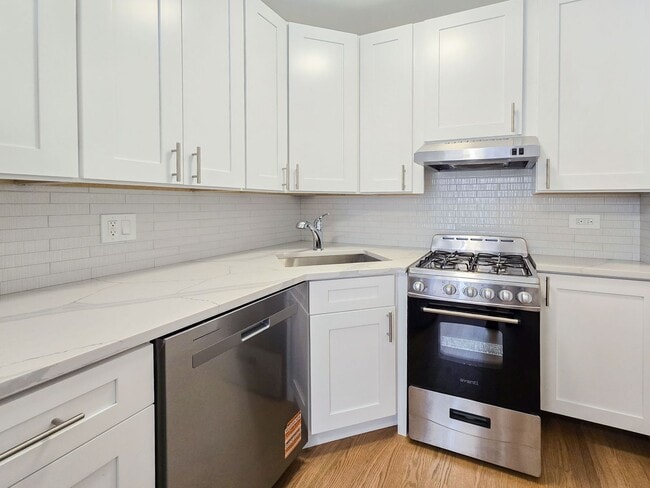 Building Photo - 520 W Cornelia Ave Unit 110