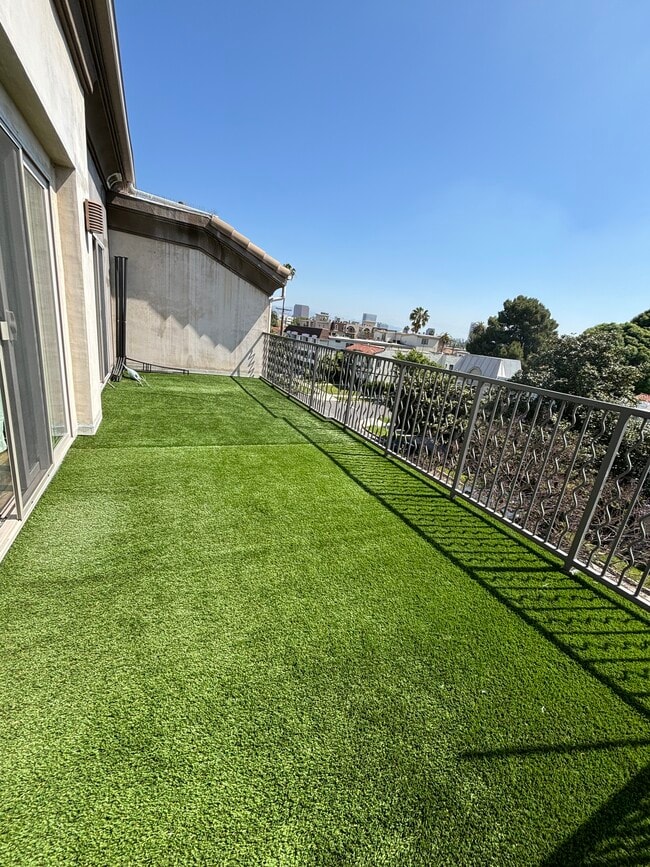 Balcón este del Penthouse - Holt Townhomes