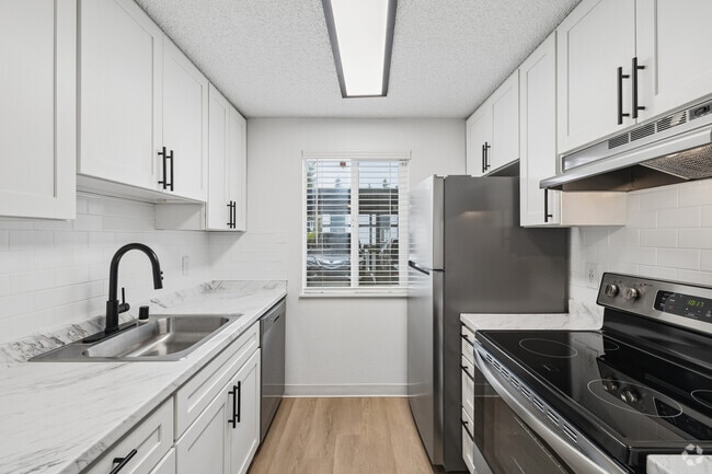 2BR, 1BA - 776SF - Kitchen