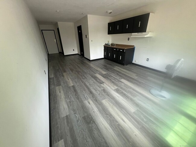 Building Photo - 1660 E Main St Rental
