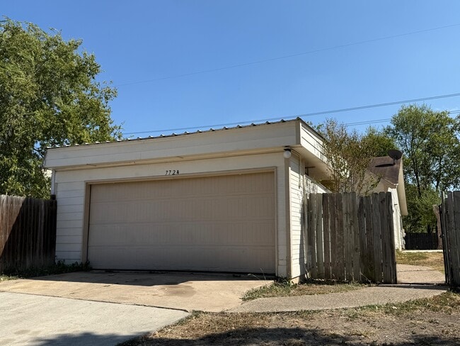 Photo - 7724 Winsford Dr