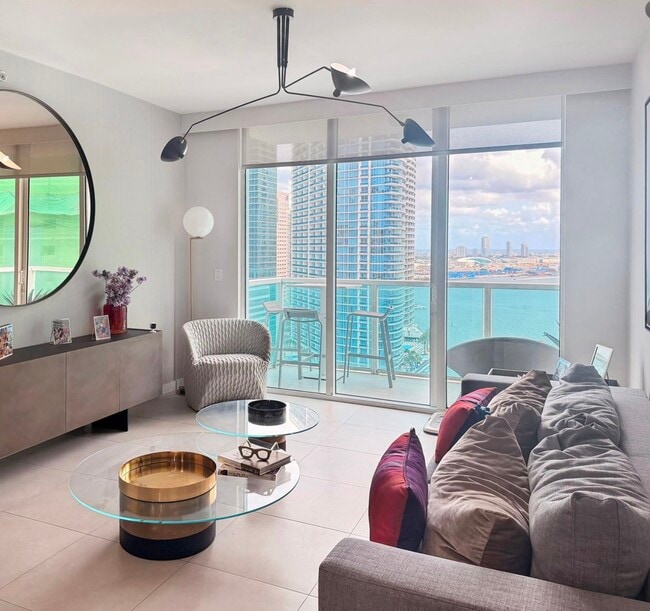 Building Photo - 31 SE 5th St Unit 3412