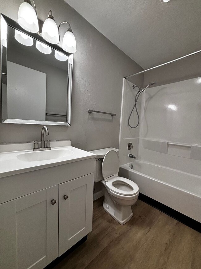 Photo - Charming 2 bedroom- 1bath apartment with washer dryer hook-up Unit 1276 Sanlor Ave 2