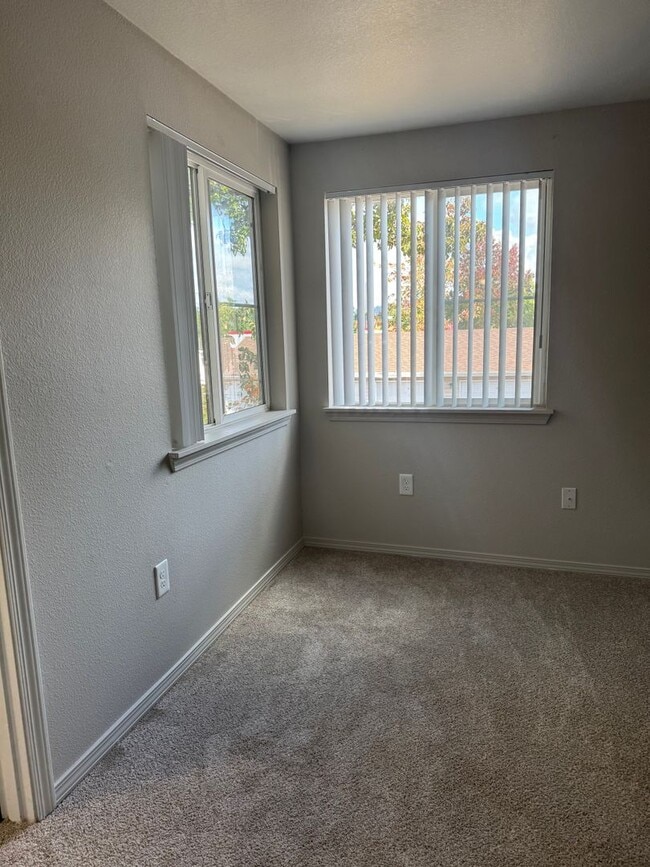 Photo - Life Just Got Better Come See For Yourself At Powell Court Apartments!! Unit 53