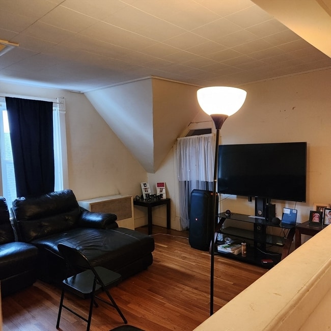 Building Photo - 213 Lincoln St