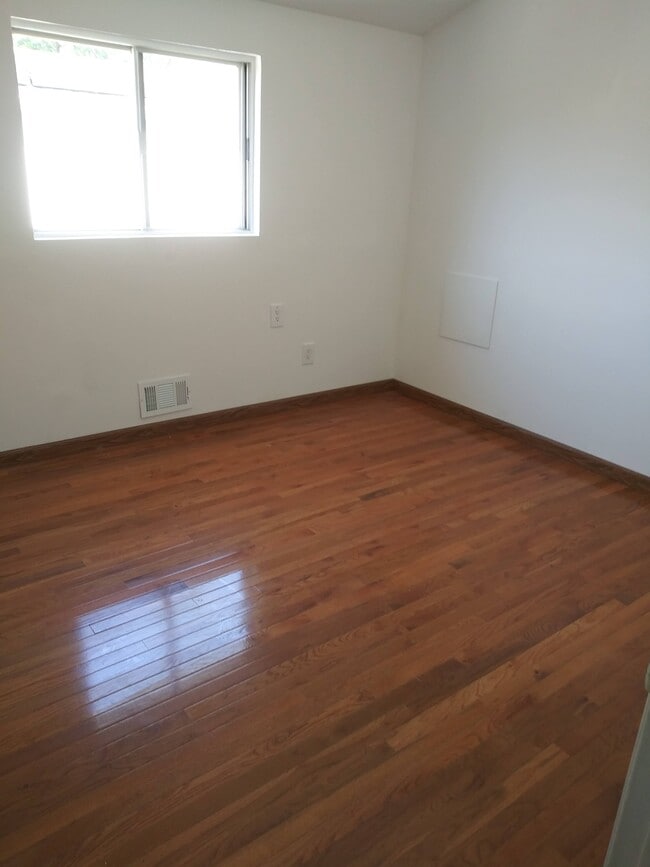 2884 Victory Blvd Unidad Side apt
