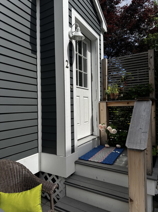 Private entry - 33 Atlantic St