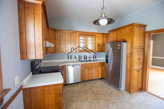 Building Photo - 3 bedroom 2.5 bathroom home with a fully fenced yard!