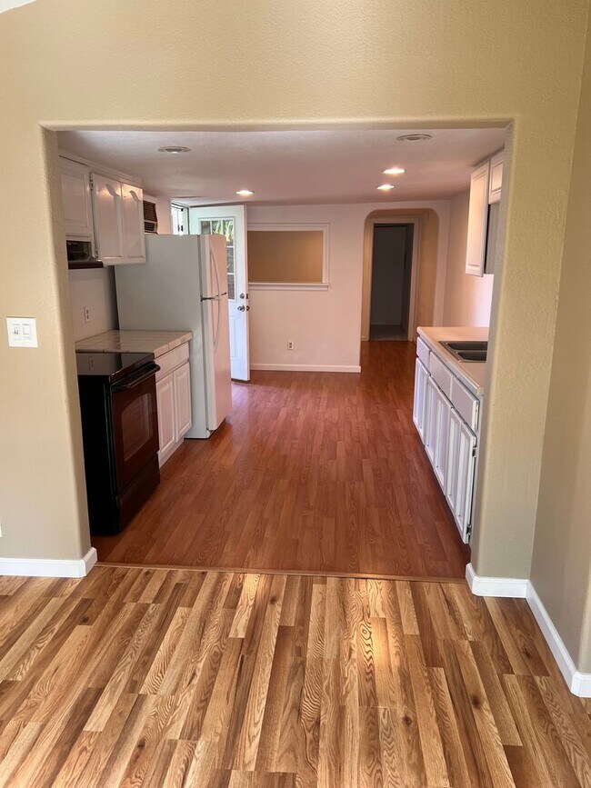 Adorable Deluxe Studio Auburn. Has it A... Rental House Rental in