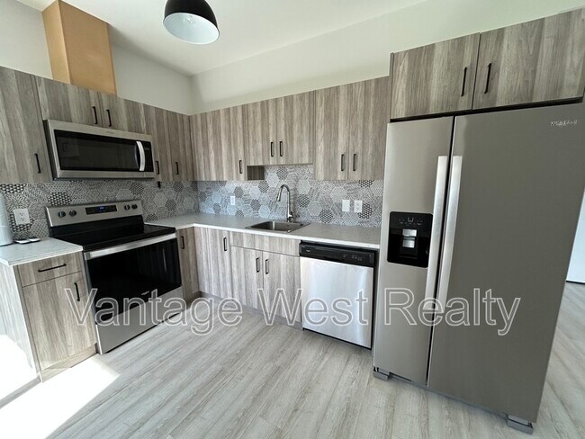 Photo - 973 Lochness St