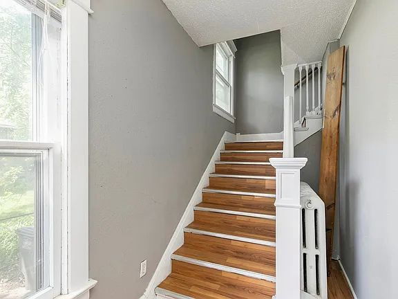 "Charming 2-Bedroom Gem with Ample Space on Cottage Grove Avenue!"