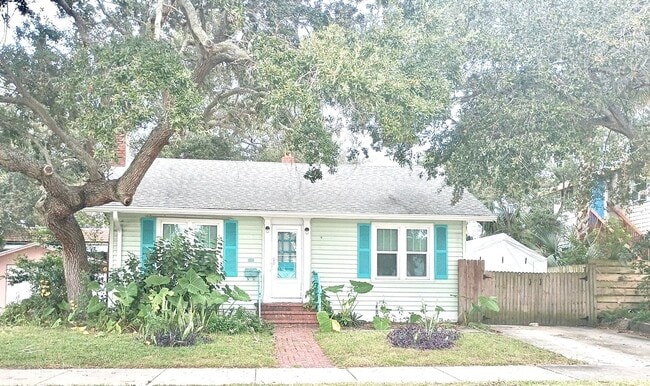 Building Photo - Beachside bungalow, fully furnished Rental