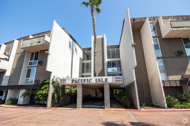 Building Photo - Pacific Isles - Point Loma Renovated Condo...