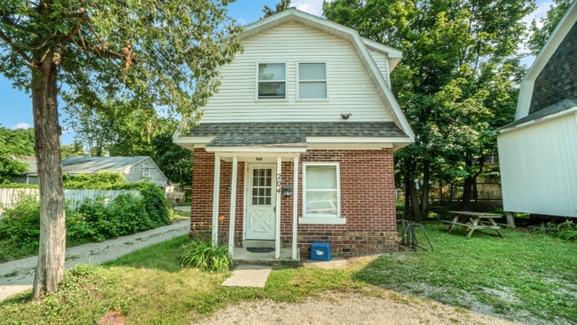Building Photo - 204 Cherry St