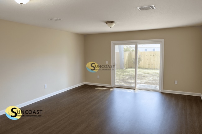 Photo - 1289 Neva St