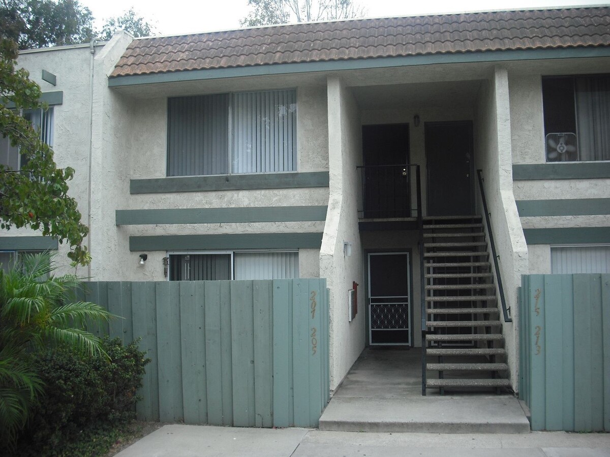 Spacious 2 bedroom 2 bath with garage & pool - Spacious 2 bedroom 2 bath with garage & pool House