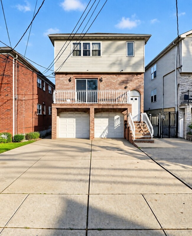 Building Photo - 921 Jefferson Ave Unit 2nd Floor