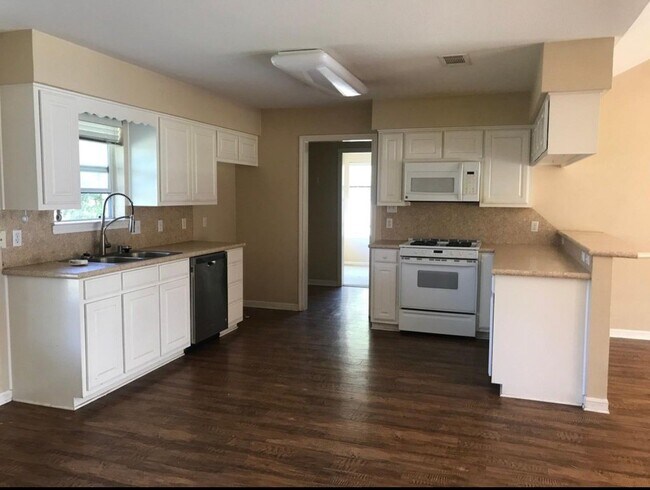 Photo - 527 N Avenue Y