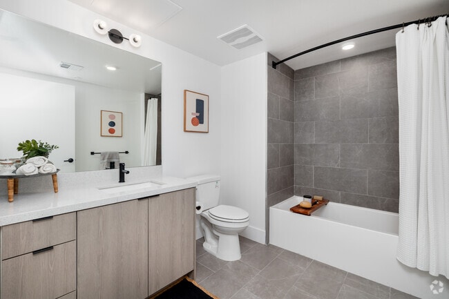 1BD, 1BA - 687SF - Bathroom
