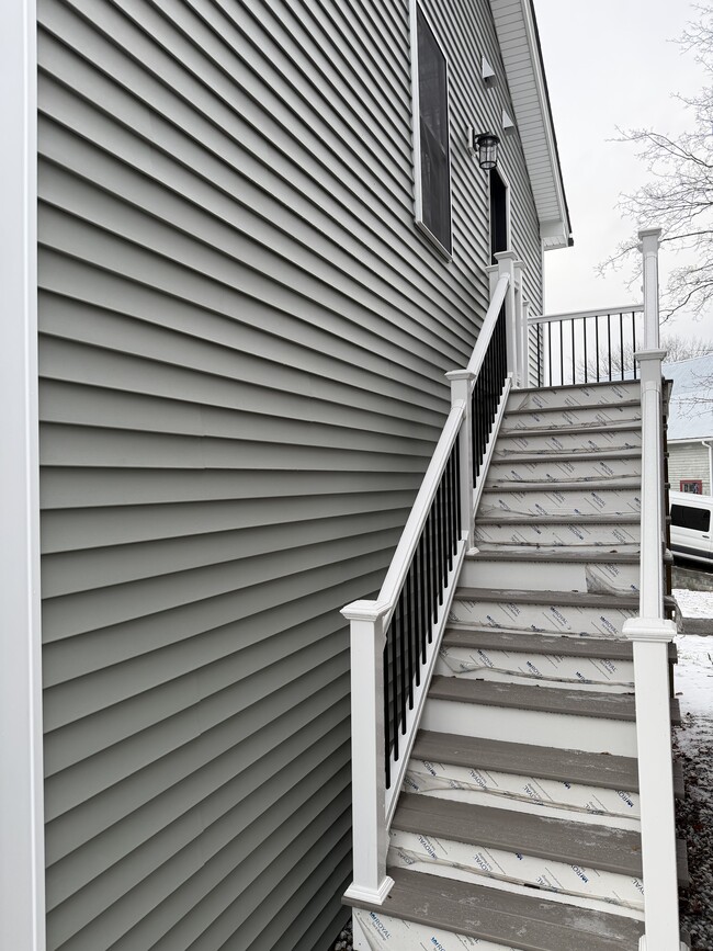 Building Photo - 18 S Main St Unit 2F