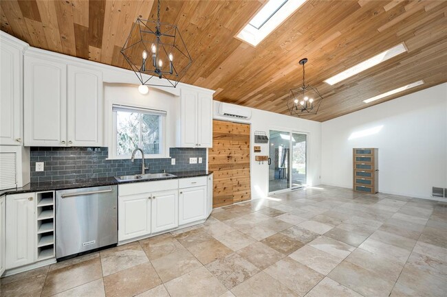 Photo - 2404 Barton Skyway