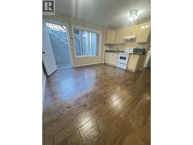 Photo - 2111 Fraserview Dr